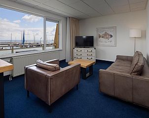 Zithoek in suite van WestCord Hotel Schylge, West-Terschelling met uitzicht op de haven.