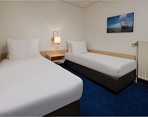 Tweepersoonskamer met aparte bedden in WestCord Hotel Schylge, West-Terschelling.