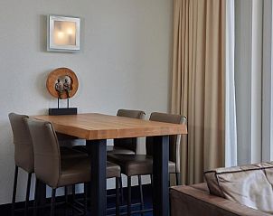 Eethoek in suite van WestCord Hotel Schylge, West-Terschelling met moderne inrichting.
