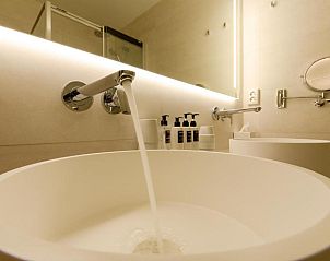 Moderne badkamer met wastafel en luxe voorzieningen in WestCord ApartHotel Boschrijck, West-Terschelling.