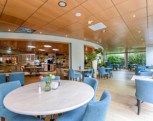 Stijlvol restaurant met veel daglicht in WestCord ApartHotel Boschrijck, West-Terschelling.