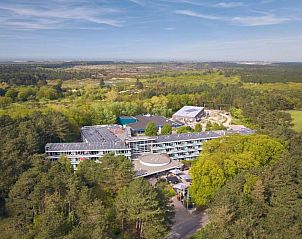 WestCord ApartHotel Boschrijck in West-Terschelling vanuit de lucht, omgeven door groen.