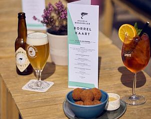 Genieten van drankjes op het terras van WestCord ApartHotel Boschrijck, West-Terschelling.
