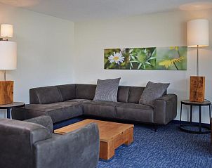 Knusse zithoek met moderne inrichting in WestCord ApartHotel Boschrijck, West-Terschelling.