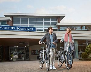 Stel met fietsen voor WestCord ApartHotel Boschrijck in West-Terschelling, klaar voor avontuur.