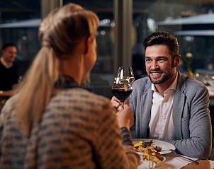 Romantisch diner in het restaurant van WestCord ApartHotel Boschrijck, West-Terschelling.