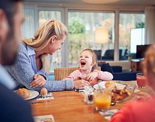 Gezin geniet van ontbijt in WestCord ApartHotel Boschrijck, West-Terschelling.
