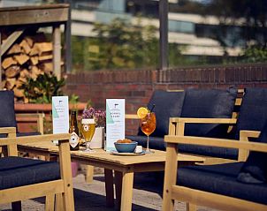 Drankjes en hapjes op het terras van WestCord ApartHotel Boschrijck, West-Terschelling.