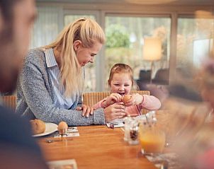 Moeder en kind genieten van ontbijt in WestCord ApartHotel Boschrijck, West-Terschelling.