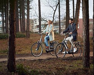 Fietsend koppel verkent de omgeving van WestCord ApartHotel Boschrijck, West-Terschelling.