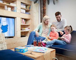 Gezin ontspant in de speelkamer van WestCord ApartHotel Boschrijck, West-Terschelling.