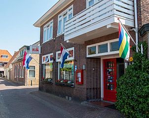 Gezellige straat bij Hotel Oepkes, West-Terschelling, vakantieverblijf op Terschelling met Nederlandse vlaggen.