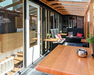 Overdekte zitruimte in Hotel Oepkes, West-Terschelling, vakantieverblijf met knusse hoekjes op de Waddeneilanden.