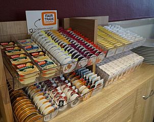 Diverse ontbijtproducten in Hotel Oepkes, West-Terschelling, vakantieverblijf met smakelijke opties op de Waddeneilanden.