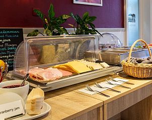 Ontbijtbuffet met vleeswaren in Hotel Oepkes, West-Terschelling, vakantieverblijf met ruime keuze op de Waddeneilanden.