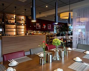 Gezellige eetruimte in Hotel Oepkes, West-Terschelling, vakantieverblijf met sfeervolle ambiance op de Waddeneilanden.