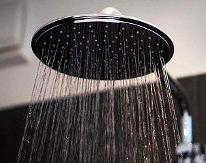 Moderne regendouche in Hotel Oepkes, West-Terschelling, vakantieappartement met luxe badkamer op Terschelling.