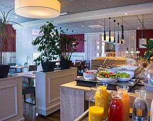 Fris ingerichte ontbijtzaal in Hotel Oepkes, West-Terschelling, vakantieverblijf met ruime eetgelegenheid op de Waddeneilanden.