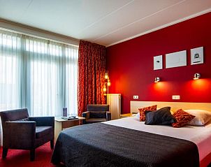 Gezellige tweepersoonskamer in Hotel Oepkes, West-Terschelling, vakantieverblijf met warme sfeer op de Waddeneilanden.