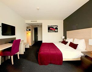 Comfortabele hotelkamer in Hotel Bornholm, West-Terschelling, met moderne faciliteiten en elegant design.