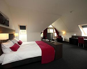 Luxe suite in Hotel Bornholm, West-Terschelling, met ruime opzet en elegant interieur.