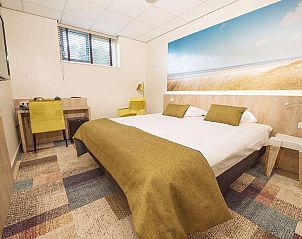 Sfeervolle slaapkamer in Hotel Bornholm, West-Terschelling, met strandthema en comfortabele inrichting.