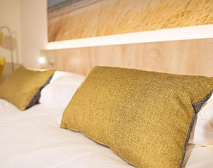 Details van comfortabele kussens in Hotel Bornholm, West-Terschelling, voor een goede nachtrust.