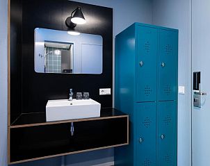 Stijlvolle badkamerfaciliteiten in Stayokay Hostel Terschelling, West-Terschelling, Waddeneilanden.