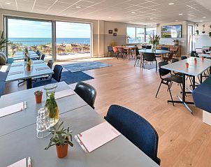 Gezellige eetruimte in Stayokay Hostel Terschelling met uitzicht op de natuur van West-Terschelling.