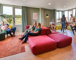 Ontspannen lounge in Stayokay Hostel Terschelling, ideaal voor sociale momenten in West-Terschelling.