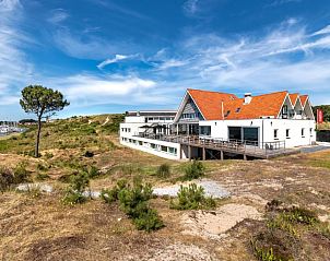 Buitenkant van Stayokay Hostel Terschelling met uitzicht op de duinen van West-Terschelling.