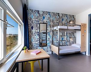 Moderne kamer in Stayokay Hostel Terschelling met stapelbed en uitzicht op West-Terschelling.