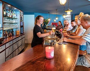 Gezellige bar in Stayokay Hostel Terschelling, perfect voor een drankje in West-Terschelling.