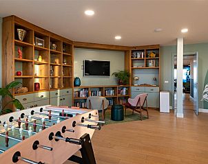 Spelletjesruimte in Stayokay Hostel Terschelling, ideaal voor ontspanning in West-Terschelling.