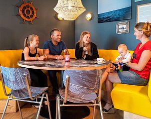 Gezellige zithoek in Stayokay Hostel Terschelling, perfect voor familiebijeenkomsten in West-Terschelling.