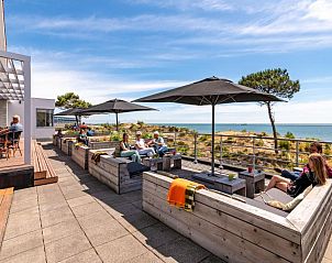 Comfortabel terras bij Stayokay Hostel Terschelling met uitzicht op de Waddeneilanden.