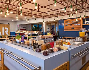 Uitgebreid ontbijtbuffet in Stayokay Hostel Terschelling, West-Terschelling, Waddeneilanden.