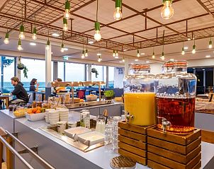 Ontbijtruimte in Stayokay Hostel Terschelling met uitzicht op de zee in West-Terschelling.