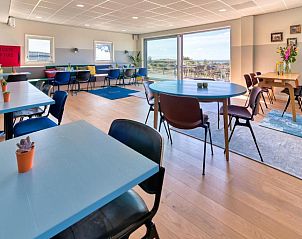 Ruime eetzaal in Stayokay Hostel Terschelling, ideaal voor groepen in West-Terschelling.