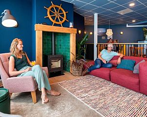 Knusse lounge in Stayokay Hostel Terschelling met maritieme decoratie in West-Terschelling.