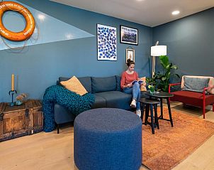 Stijlvolle leeshoek in Stayokay Hostel Terschelling, ideaal voor ontspanning in West-Terschelling.