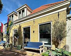Buitenaanzicht van Hotel Buren, vakantieaccommodatie op Terschelling