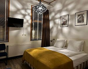 Gezellige slaapkamer met kunst in Hotel Buren, vakantieverblijf op Terschelling