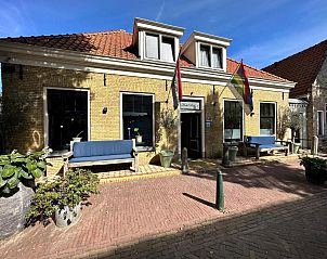 Vooraanzicht van Hotel Buren, vakantieaccommodatie op de Waddeneilanden