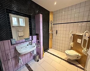 Luxe badkamer met moderne voorzieningen in Hotel Buren, vakantieappartement op Terschelling