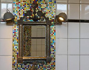 Gedecoreerde spiegel in Hotel Buren, vakantieverblijf op de Waddeneilanden