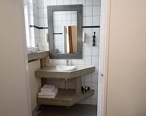 Minimalistische badkamer in Hotel Buren, vakantieaccommodatie in West-Terschelling