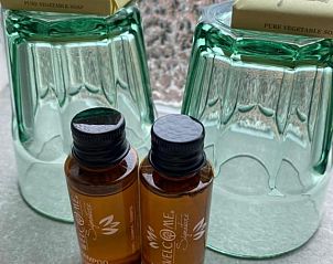 Zonnig terras met zitgelegenheid bij Hotel Buren, vakantieappartement in West-Terschelling