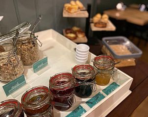 Moderne badkamer met lichtinval in Hotel Buren, vakantieverblijf op de Waddeneilanden