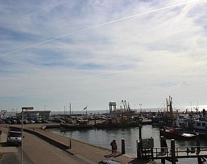 Uitzicht op de haven van West-Terschelling vanaf TS37 appartement, Waddeneilanden.